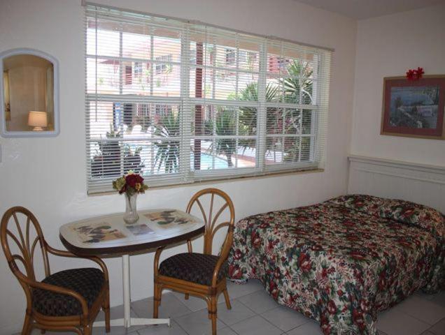 Beach And Town Motel Hollywood Room photo