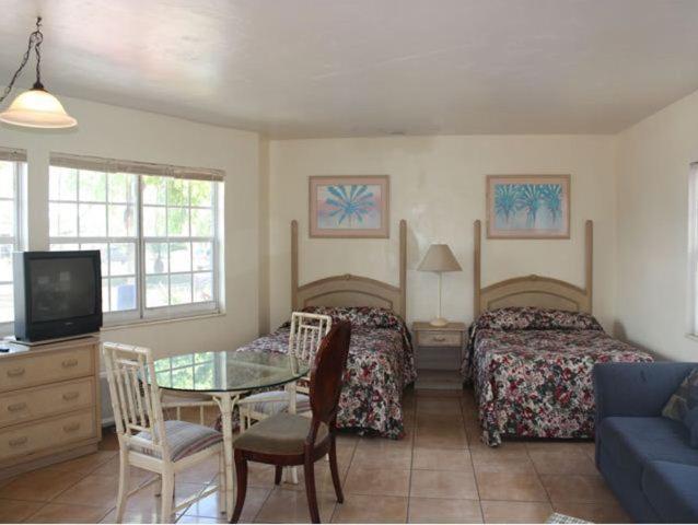 Beach And Town Motel Hollywood Room photo